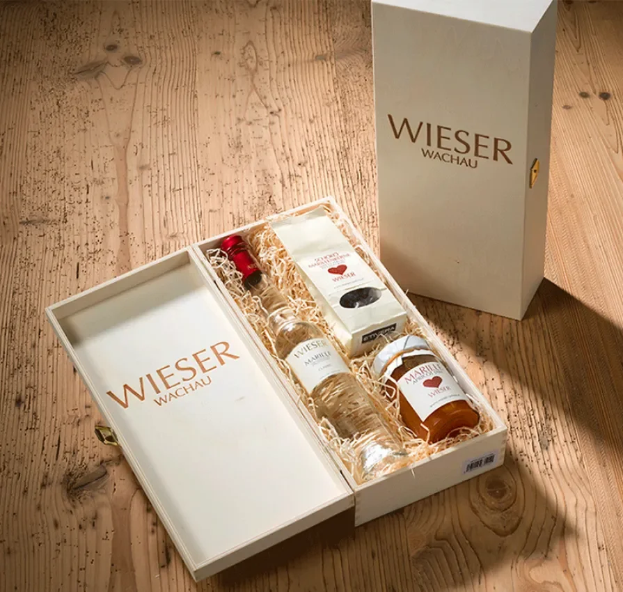Schöne Geschenkbox aus hellem Holz für Wein und Schnaps mit Klappdeckel.