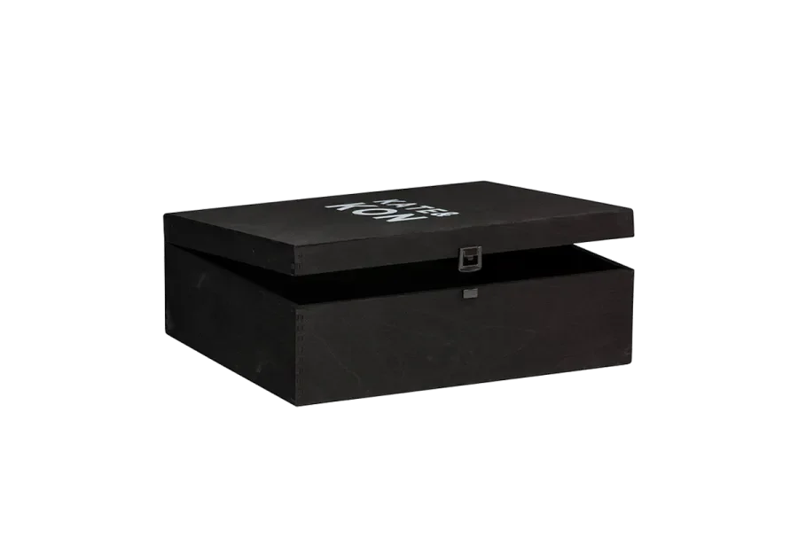 schwarze Kiste mit Siebdruck und Metallverschluss